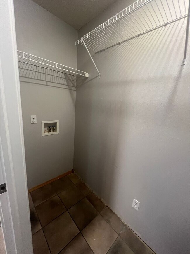 Building Photo - 4 bedroom/3 bathroom/2 car garage/walkout ...