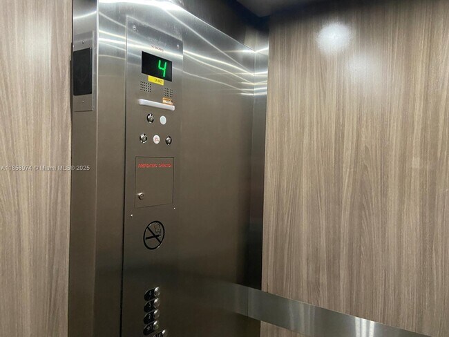 Foto del edificio - 13000 SW 15th Ct