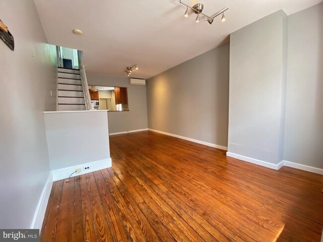 Building Photo - 879 N Myrtlewood St