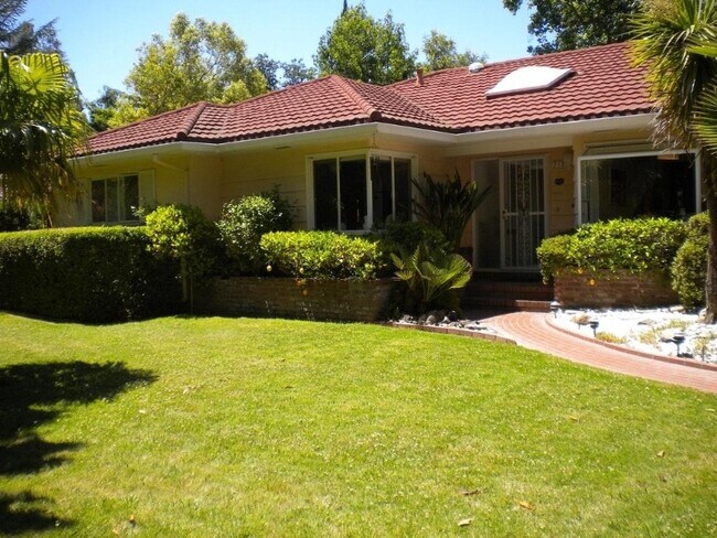 Building Photo - 717 Santa Rita Way