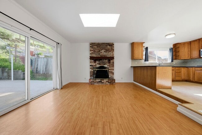 Building Photo - Large Oakland Hills Home With Large Garage/Yard +Laundry Hook-Ups!