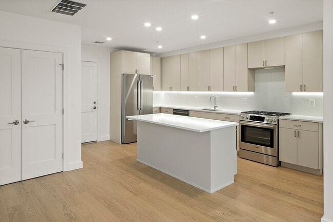 Building Photo - 256 Dorchester St