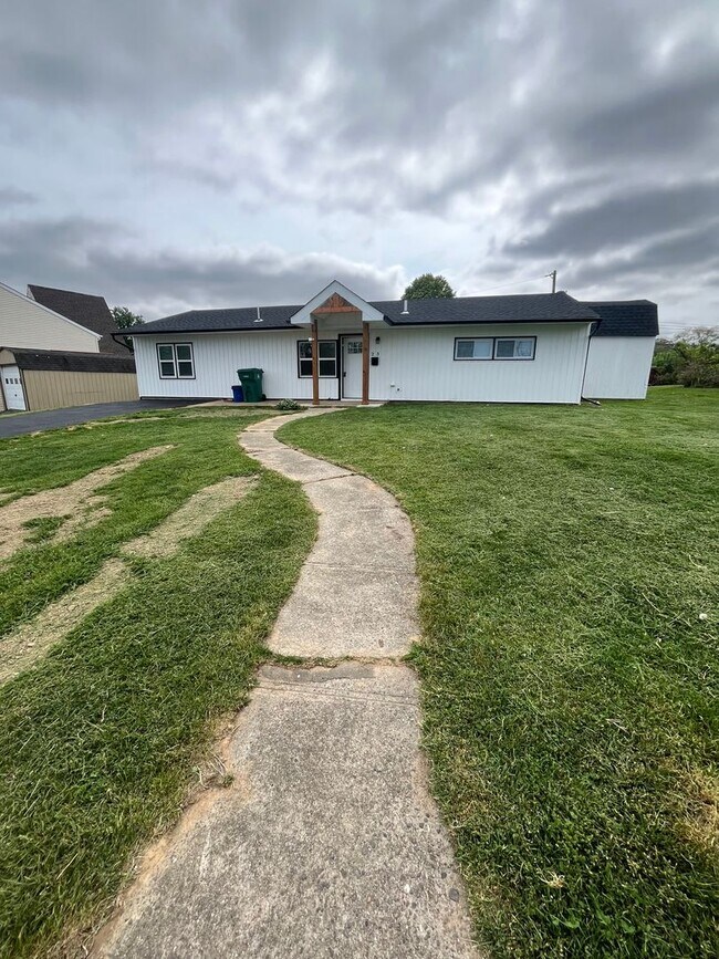 Foto del edificio - Beautiful brand new 4 bed 2 bath for Rent single home with yard in Levittown