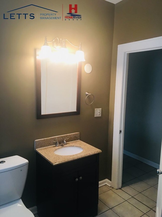Building Photo - NEWLY RENOVATED 3 BDRM 1 BATH