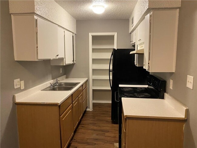 Building Photo - 8919 Galewood Dr