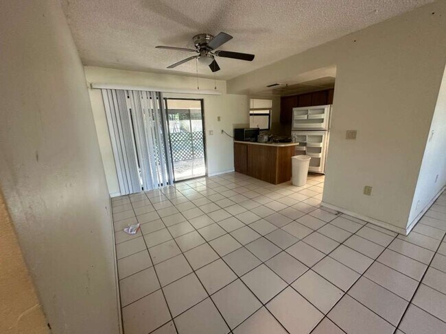 Foto del edificio - ** UNFURNISHED 2 BEDROOM\2 BATH DUPLEX AVAILABLE ** SAN CARLOS PARK FORT MYERS ** READY FOR A LON...