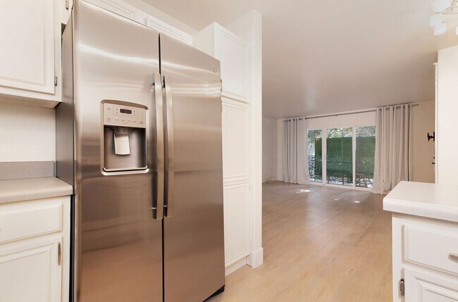Foto del edificio - Beautiful 2Bd/2Ba Condo In Gated Community...