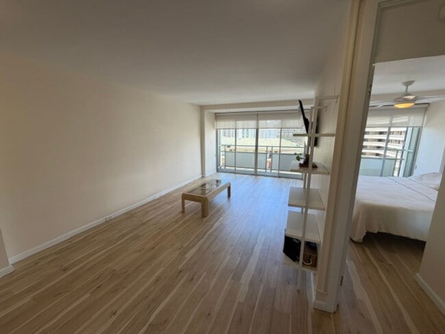 Building Photo - Bright Updated 1 bedroom with covered parking. ALL utilities included