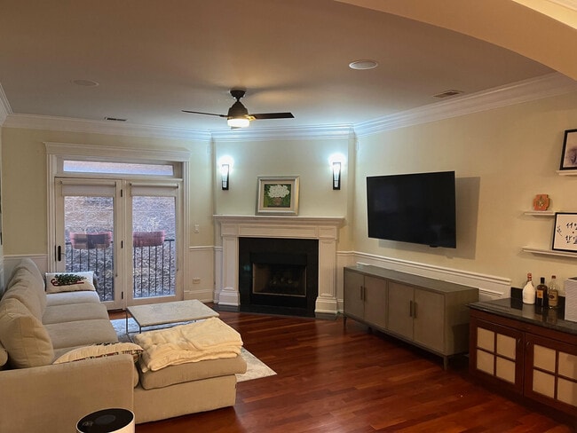 Building Photo - 1442 W Fullerton Ave