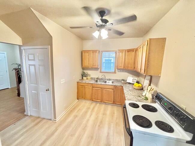 Building Photo - Spacious 3bd House | Driveway | Enclosed P...