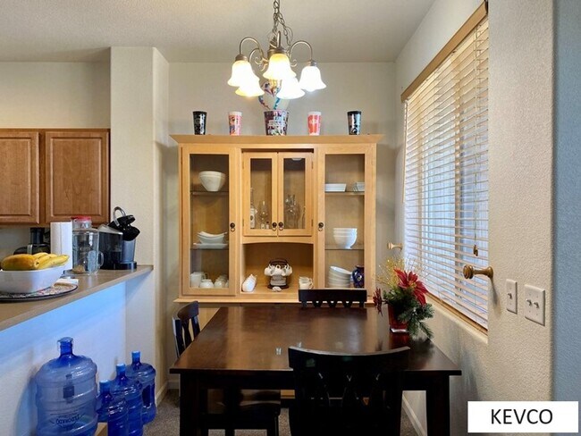 Foto del edificio - Three Level Townhouse with Attached Two Car Garage!