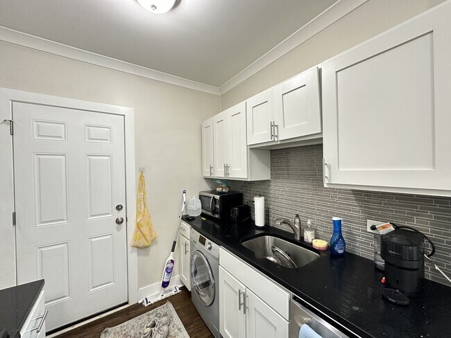 Foto del edificio - 3817.5 N Greenview Ave