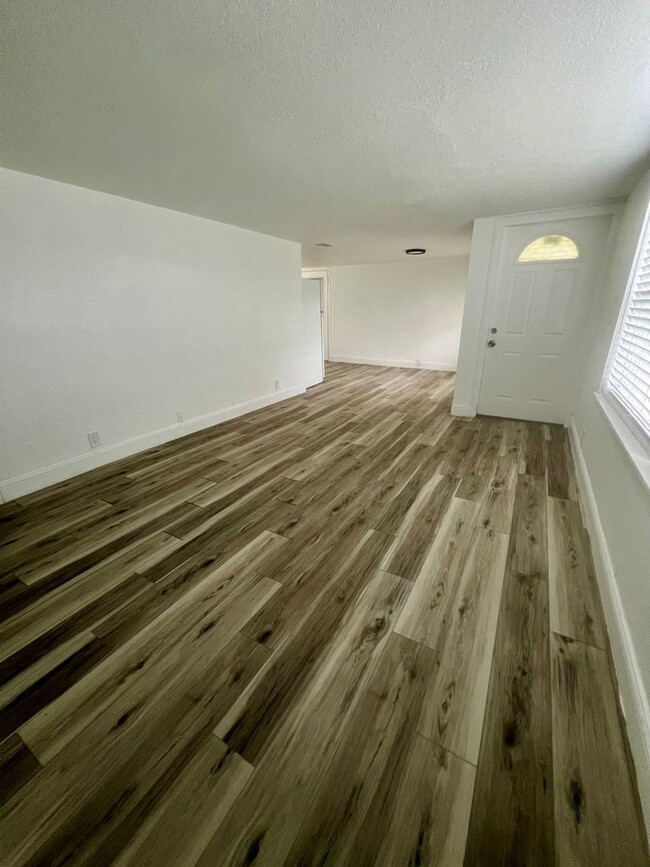 Building Photo - Newly Renovated 3/1 House with 2 car garag...