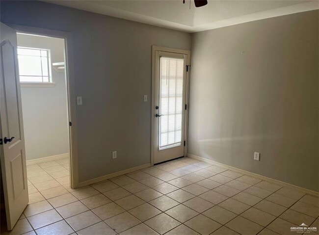 Building Photo - 1402 W Fig Ave