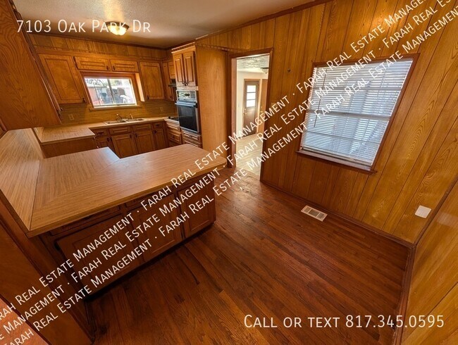 Building Photo - 7103 Oak Park Dr