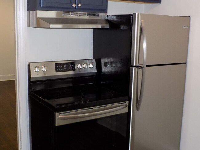 Foto del edificio - Charming Two Bedroom Duplex in Commonwealth Park!