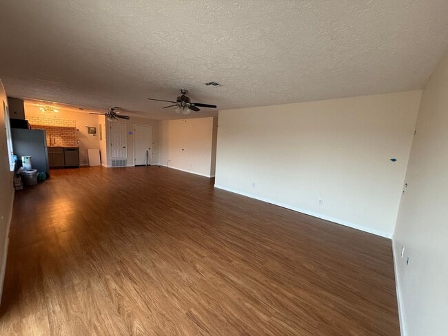 Building Photo - 16200 Round Mountain Rd