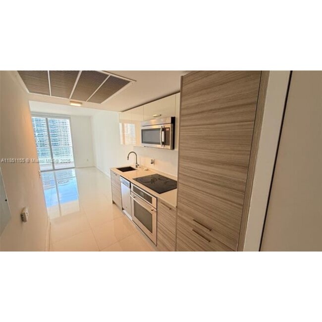 Building Photo - 1300 Brickell Bay Dr