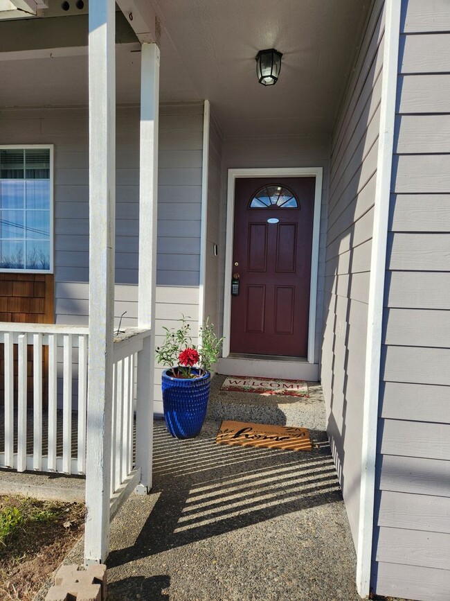 Building Photo - Charming 3 Bedroom 2 Bath House