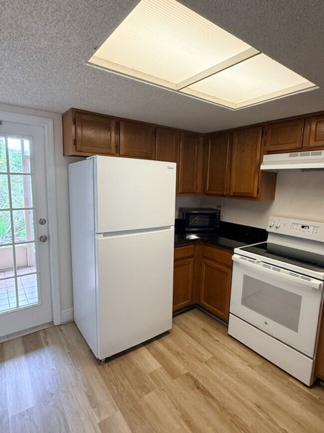 Foto del edificio - 2 BR/3BA | Newly Renovated Single Family Home | Community Pool | Private back porch!