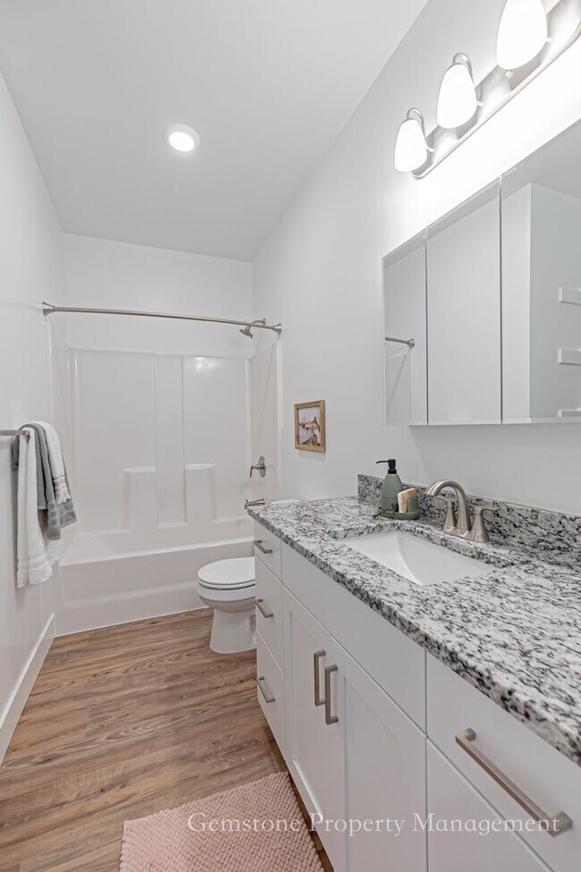 Foto del edificio - BRAND NEW Darling 3 Bed 2.5 bath townhome in Sugar City, ID - with monitred Home Security System ...