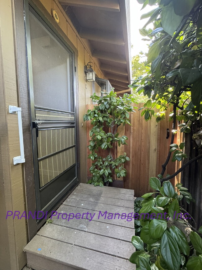 Building Photo - Charming 1-Bedroom Home with Bonus Room, U...