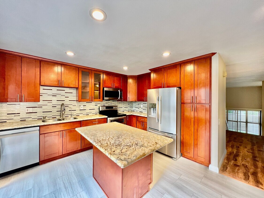 Foto principal - Beautiful 3B/2.5BA W/ Attached 2 Car Garag...