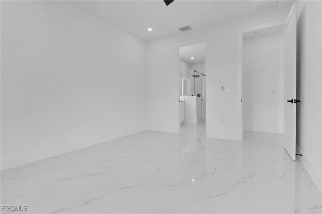 Building Photo - 928 NE 8th Pl