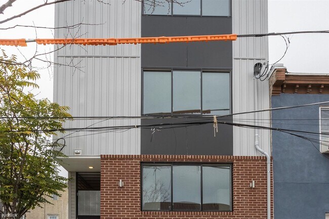 Building Photo - 2 br, 2 bath Duplex - 2430 WATERLOO ST Unit 1