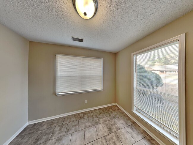 Foto del edificio - 4339 Crimson Leaf Cove