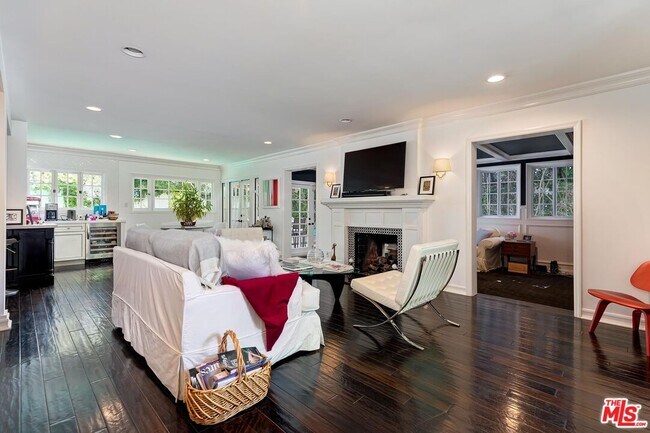 Building Photo - 1466 N Doheny Dr