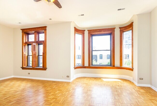 Building Photo - 4008 N Clarendon Ave