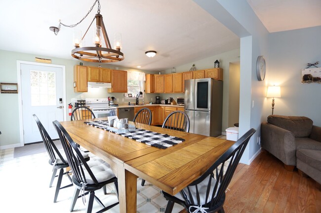 Building Photo - FURNISHED 3 Bed Winter Seasonal Great Location! Available 11/1/26 - $2395/mo