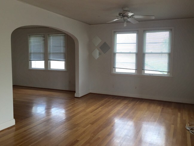 Large Living Room - 4667 Dart St