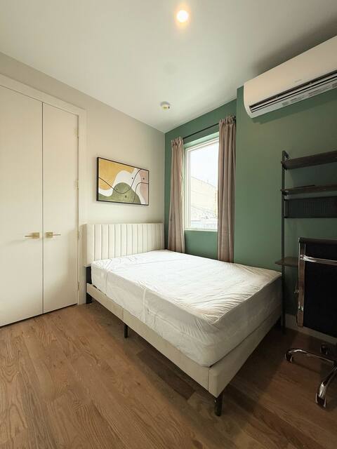 Building Photo - Furnished room/NOT APARTMENT