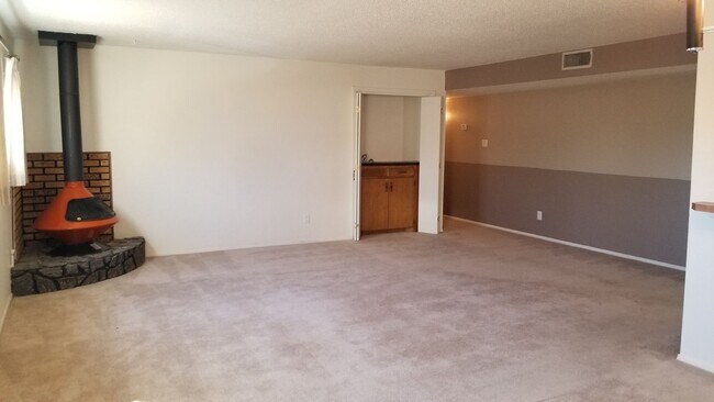 Building Photo - UPDATED CONDO IN COLONIAL PARK