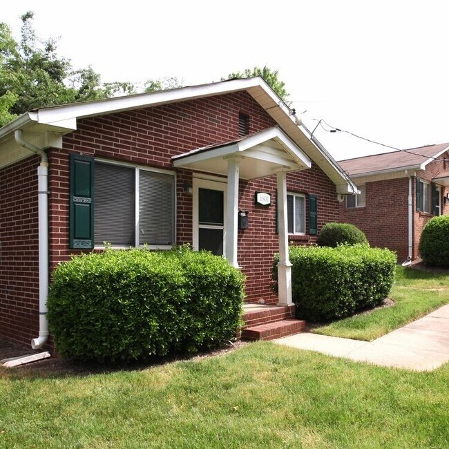 Building Photo - 2560 La Deara Crest Ln