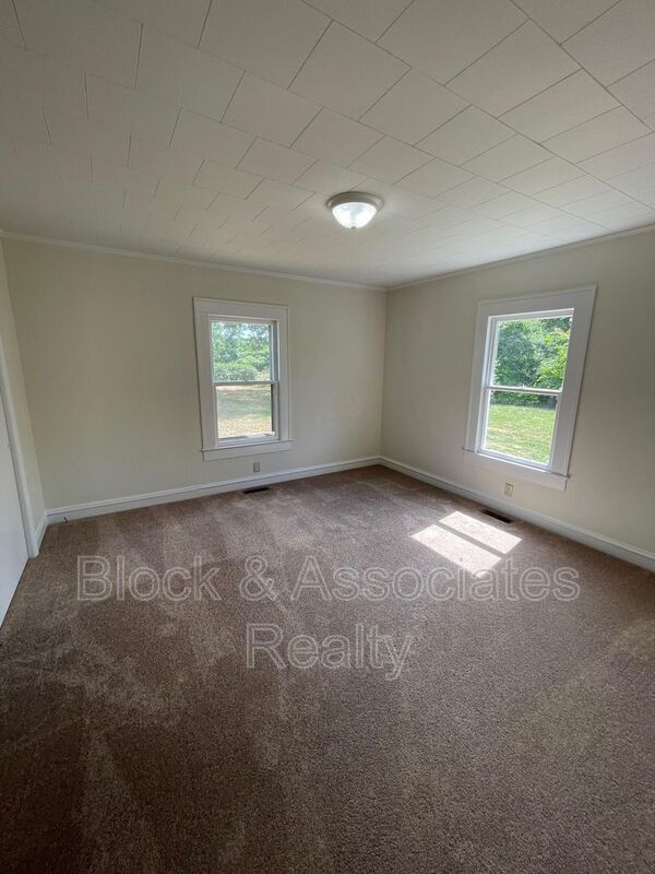Building Photo - 1204 Forest Acres Cir