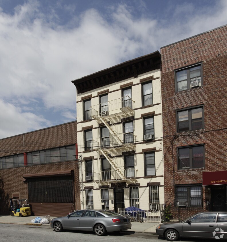 Primary Photo - 694 Henry St