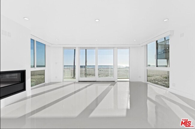 Foto del edificio - 2419 Ocean Front Walk