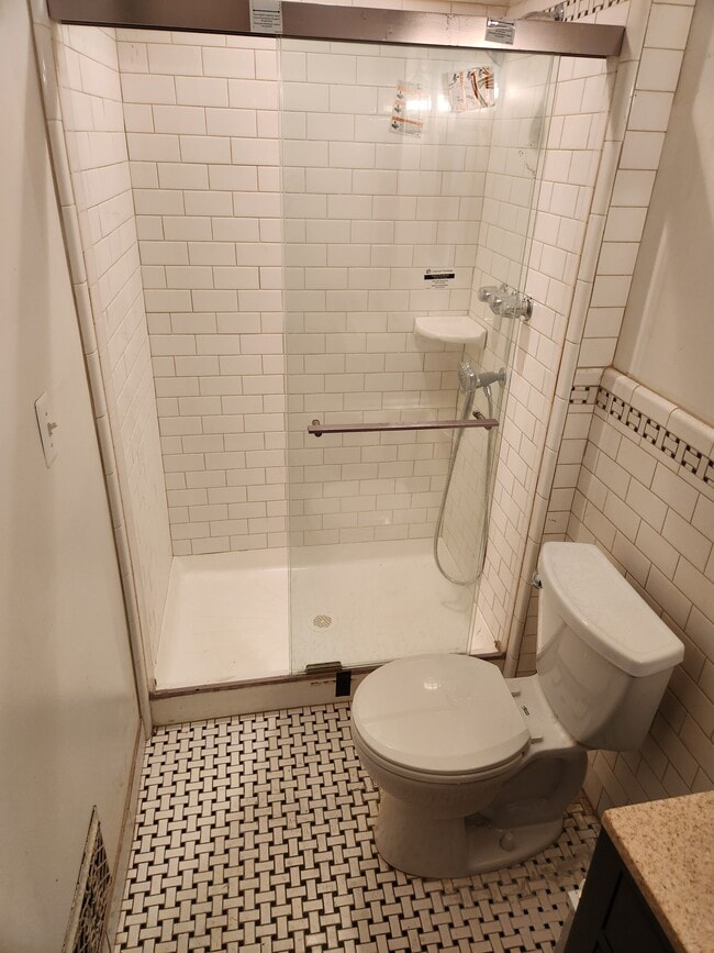 Downstairs Bath - 389 W Grand Blvd