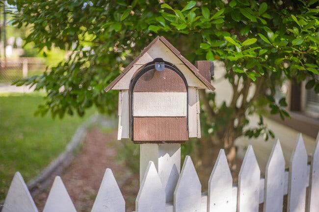 Building Photo - 1521 Yukon St