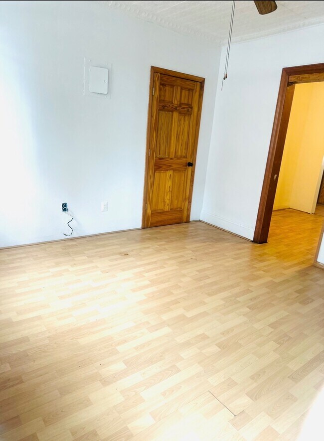 Foto del edificio - 144 W 9th St