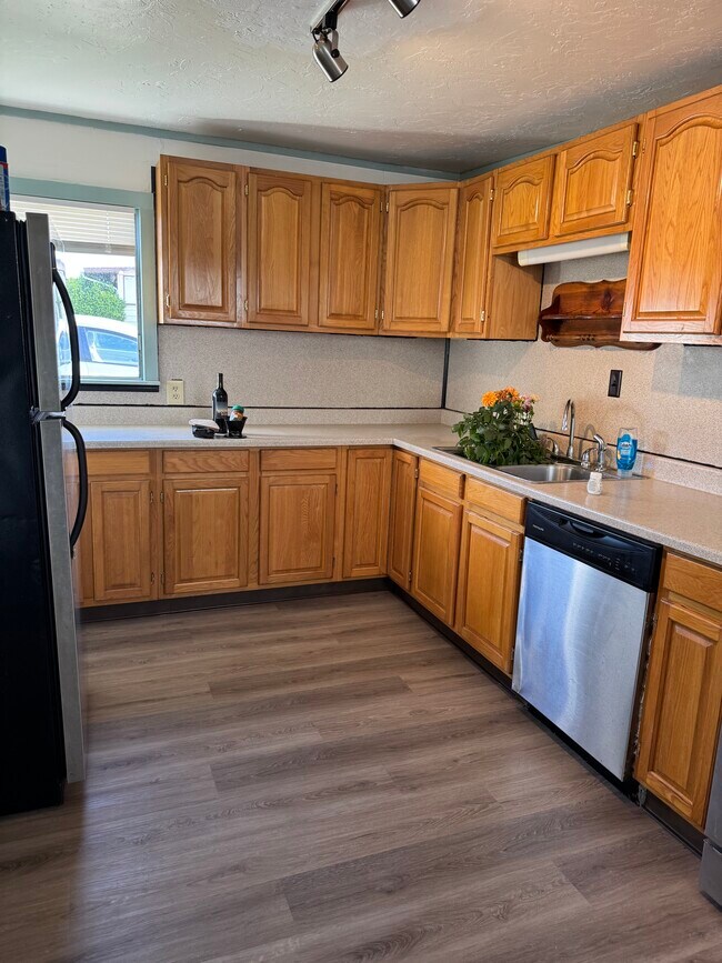 Foto del edificio - 3503 Cottage St