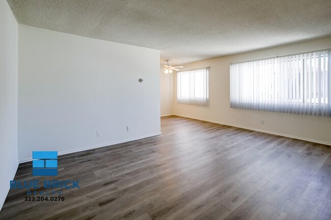 Foto del edificio - 17834 Burbank Blvd