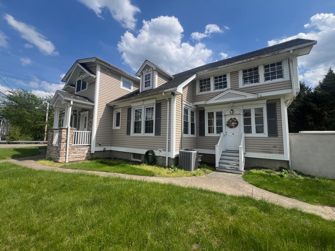 Primary Photo - 605 Piermont Ave