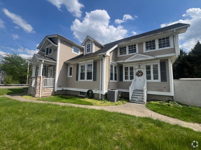 Building Photo - 605 Piermont Ave