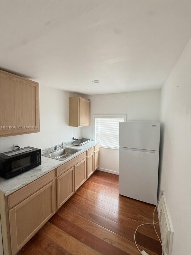Building Photo - 1340 Peri St