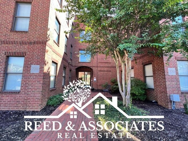 Foto del edificio - *JUST REDUCED* Downtown Condo with TONS of...