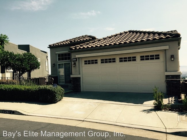 Building Photo - 3 br, 2.5 bath House - 8257 Skyline Cir